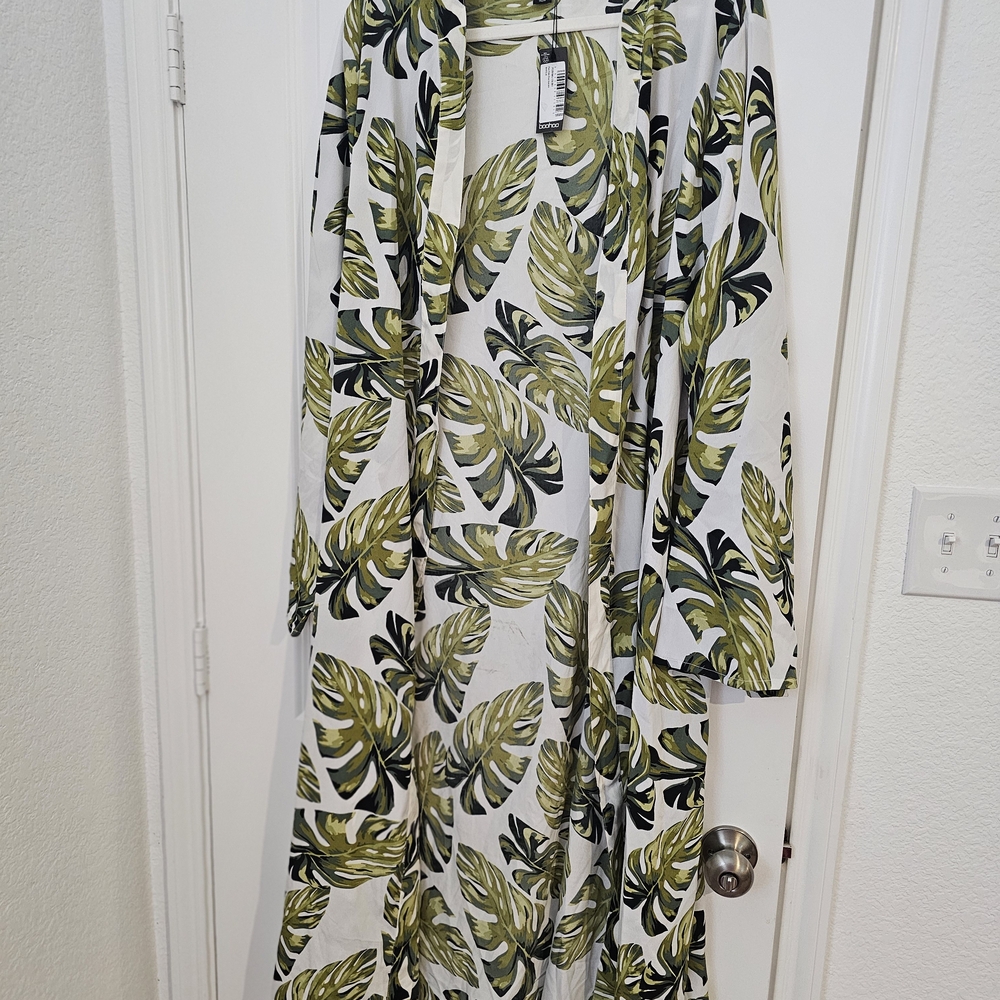 Boohoo Plus Green Leaf Print